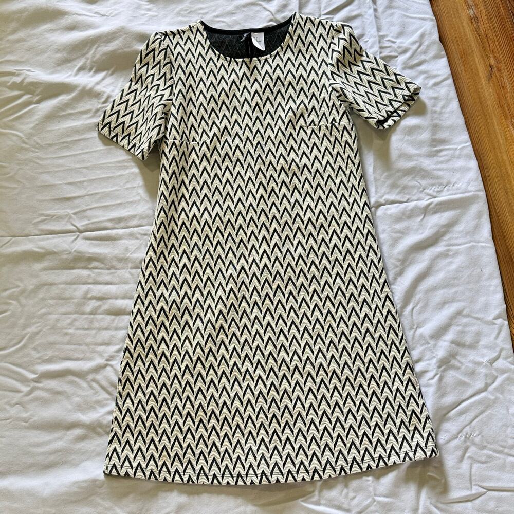 H&M Divided Black and White Geometric Zigzag Shift Dress Size 0